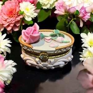 Disney 3-D Pink/Gold-Rose 🌸Floral Trinket/Pill box. Excellent condition/no tags.